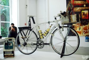 Stages - Tom Sachs â€œLanceâ€™s Tequila Bike for Girlsâ€ Carbon fiber Trek (...)